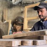 Artisan menuisier marocain réalisant du mobilier sur mesure pour un projet de décoration intérieure