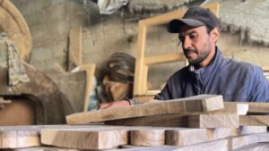 Artisan menuisier marocain réalisant du mobilier sur mesure pour un projet de décoration intérieure