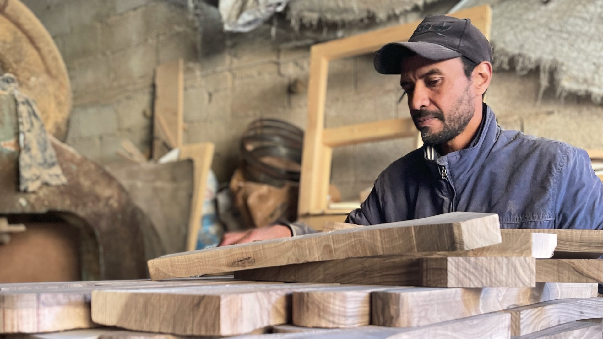 Artisan menuisier marocain réalisant du mobilier sur mesure pour un projet de décoration intérieure
