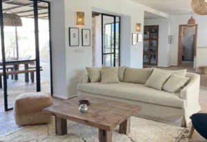 Décoration beldi chic d’un salon dans une villa à Ghazoua près d’Essaouira