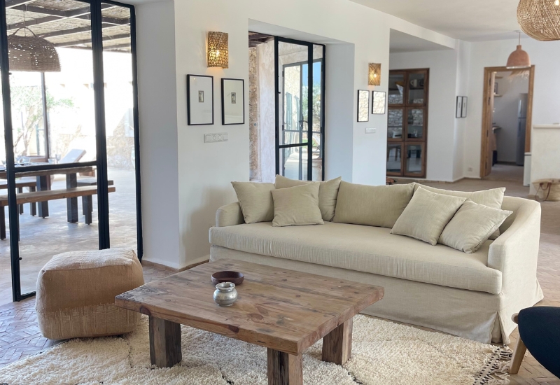 Décoration beldi chic d’un salon dans une villa à Ghazoua près d’Essaouira