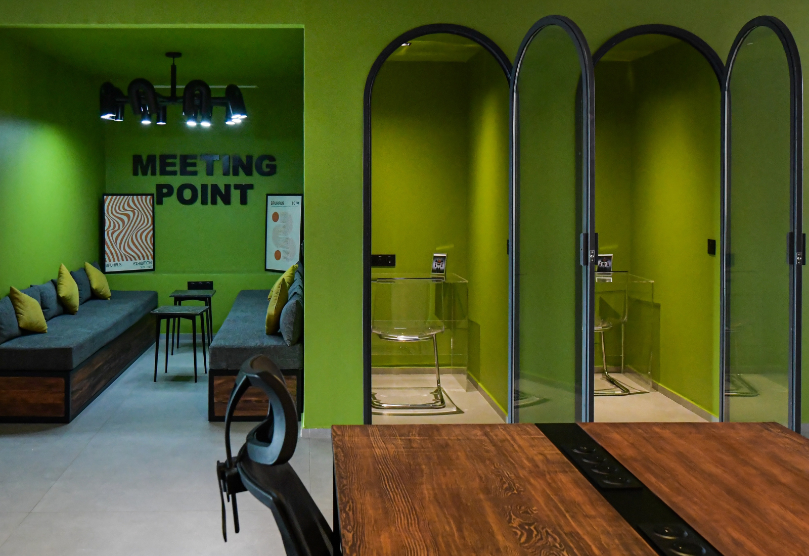 Bureaux modernes style industriel à Marrakech pour agence de développeurs web