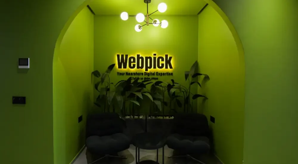 Luminaires industriels en métal et laiton dans bureaux design à Marrakech