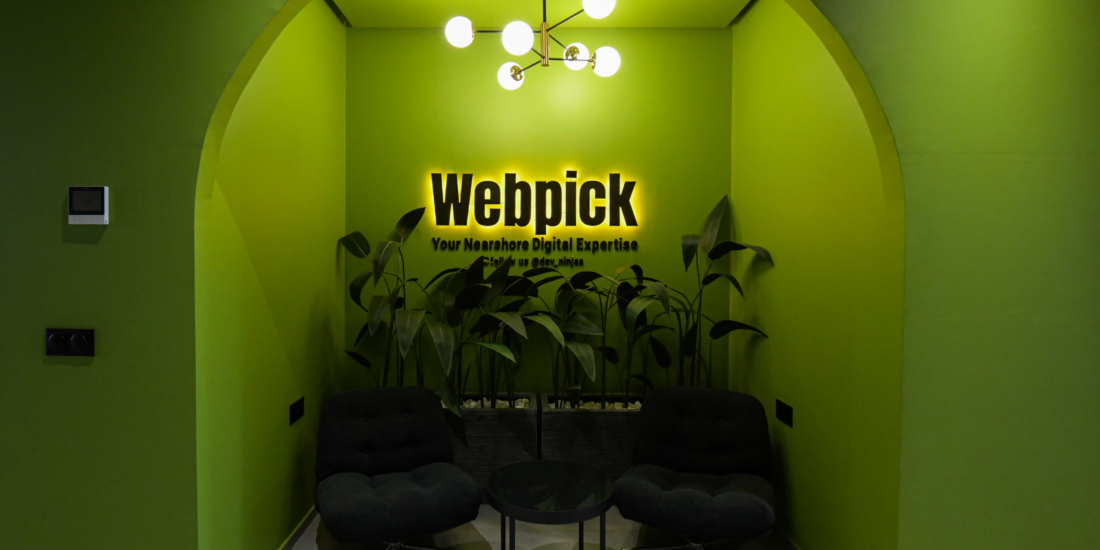 Luminaires industriels en métal et laiton dans bureaux design à Marrakech