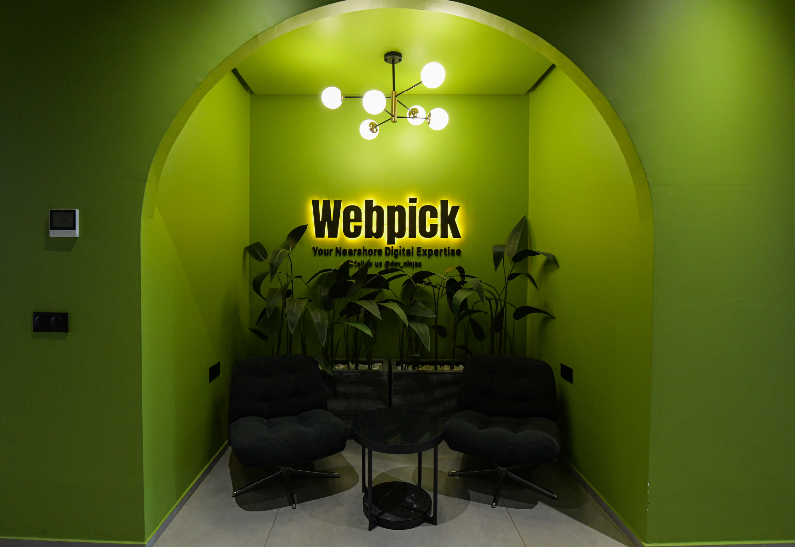 Luminaires industriels en métal et laiton dans bureaux design à Marrakech