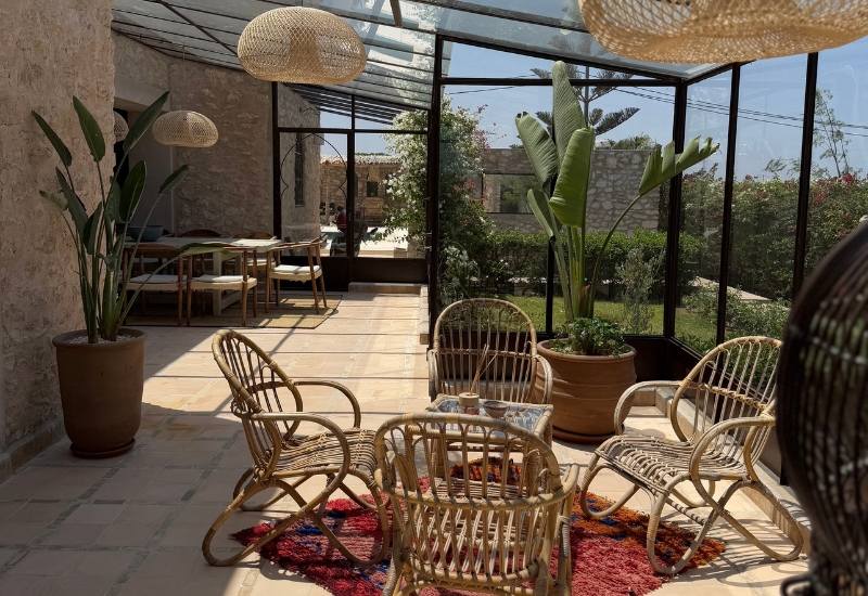 Création d’une verrière pour un salon rénové à Essaouira