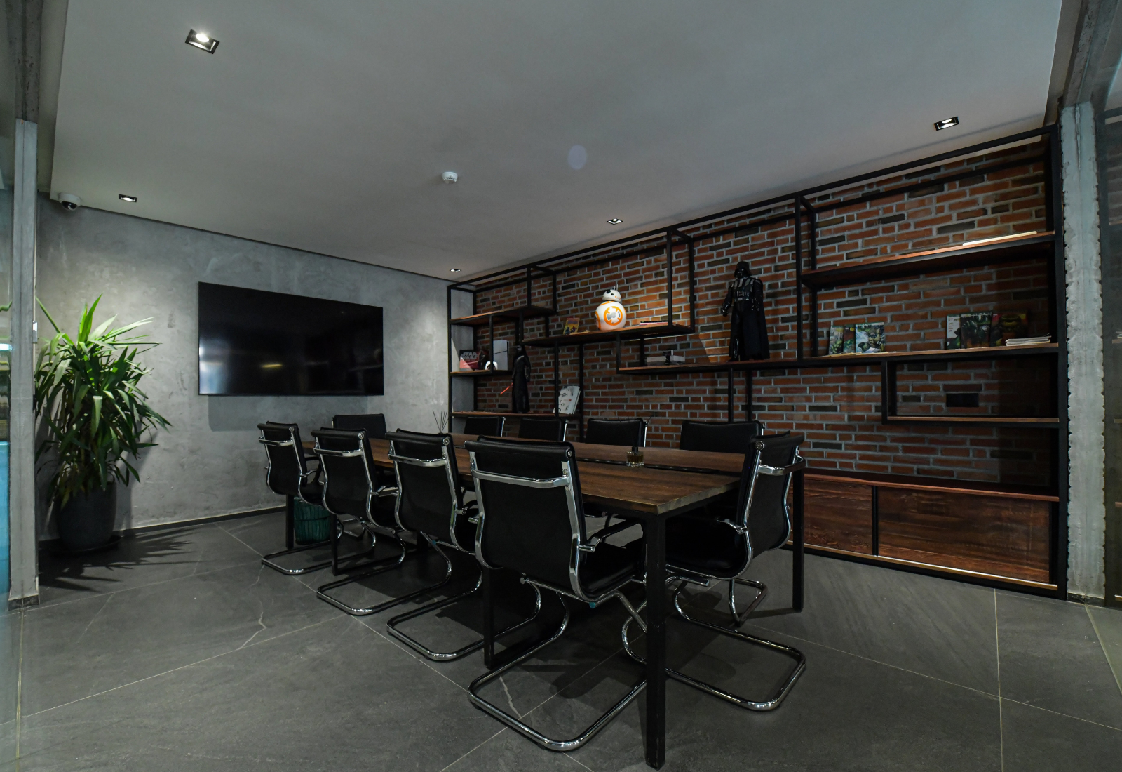 Salle de réunion style industriel pour agence web à Marrakech
