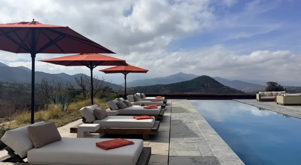 Piscine à débordement avec vue sur les montagnes de l’Atlas Domaine Eladâr