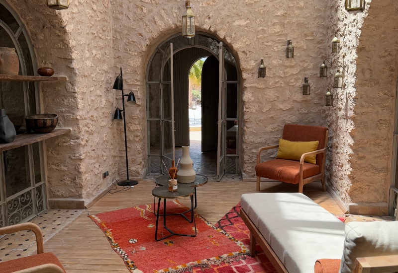 Création d'un patio intérieur. Espace chill et bibliothèque