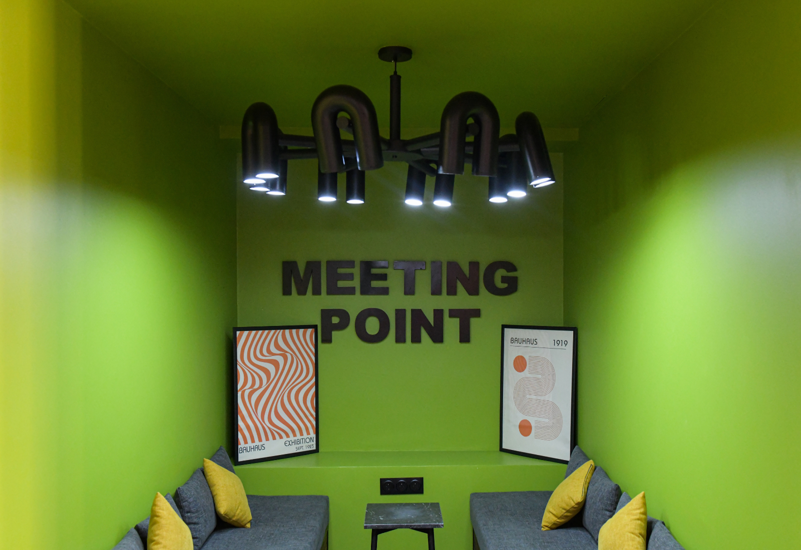 Affiches artistiques style Bauhaus dans bureaux design industriel Marrakech