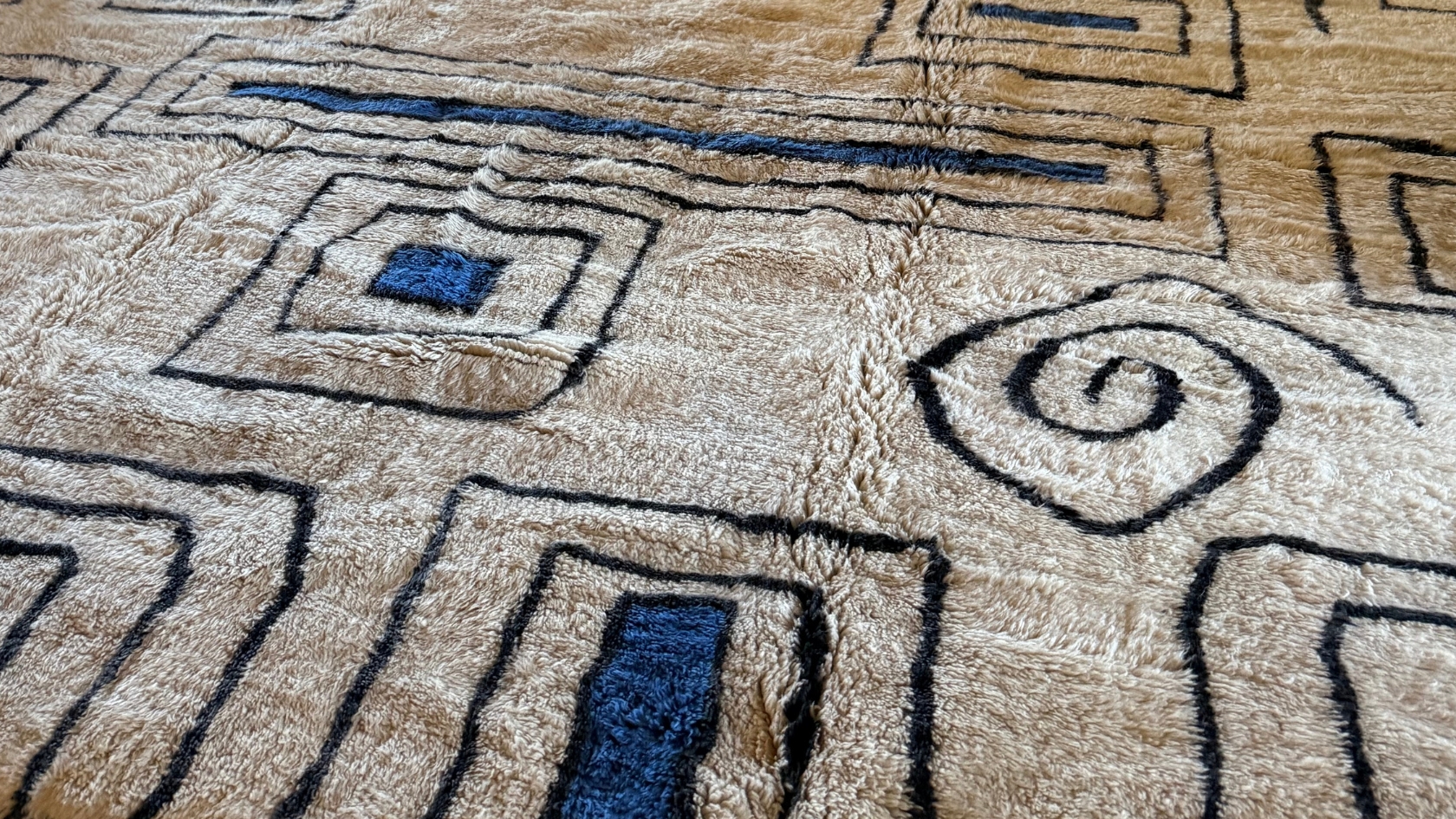 Tapis Mrirt sur mesure réalisé et tissé à la main au Maroc par le studio Miraj home.