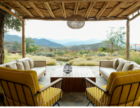 Terrasse aménagée vue montagnes Atlas Maroc