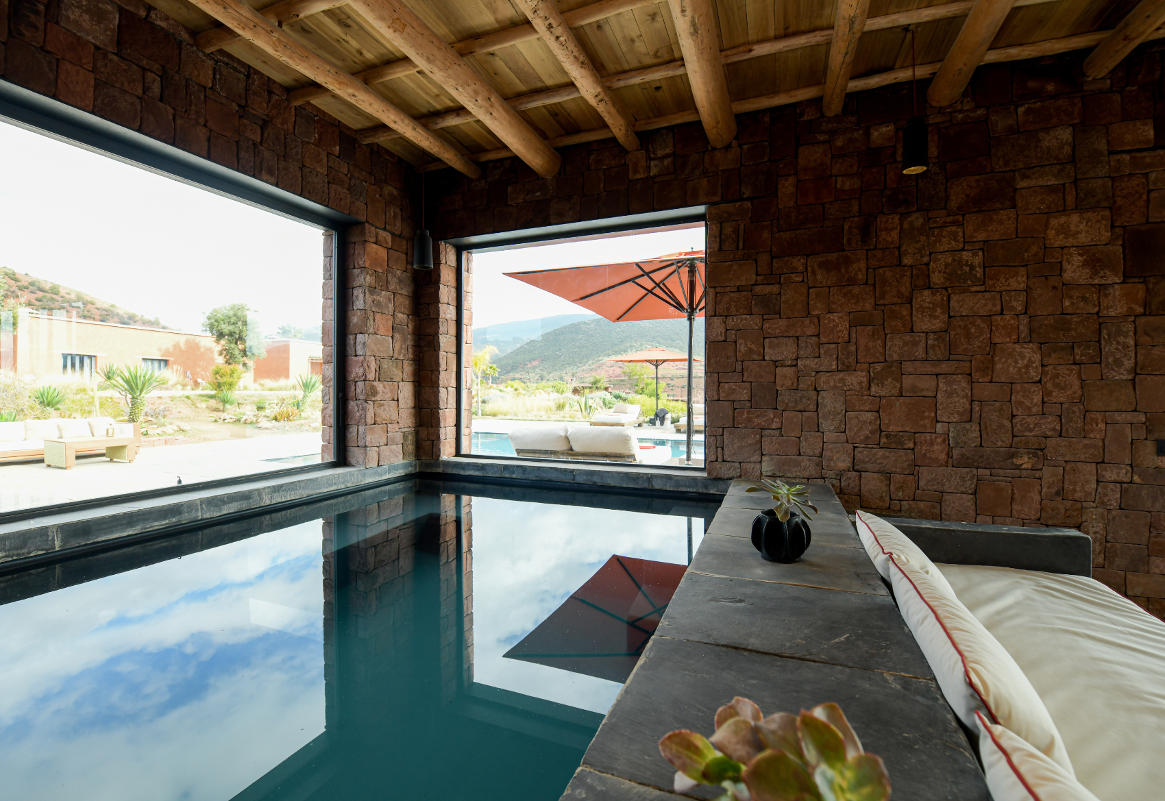 Pool house décoré style marocain contemporain Atlas