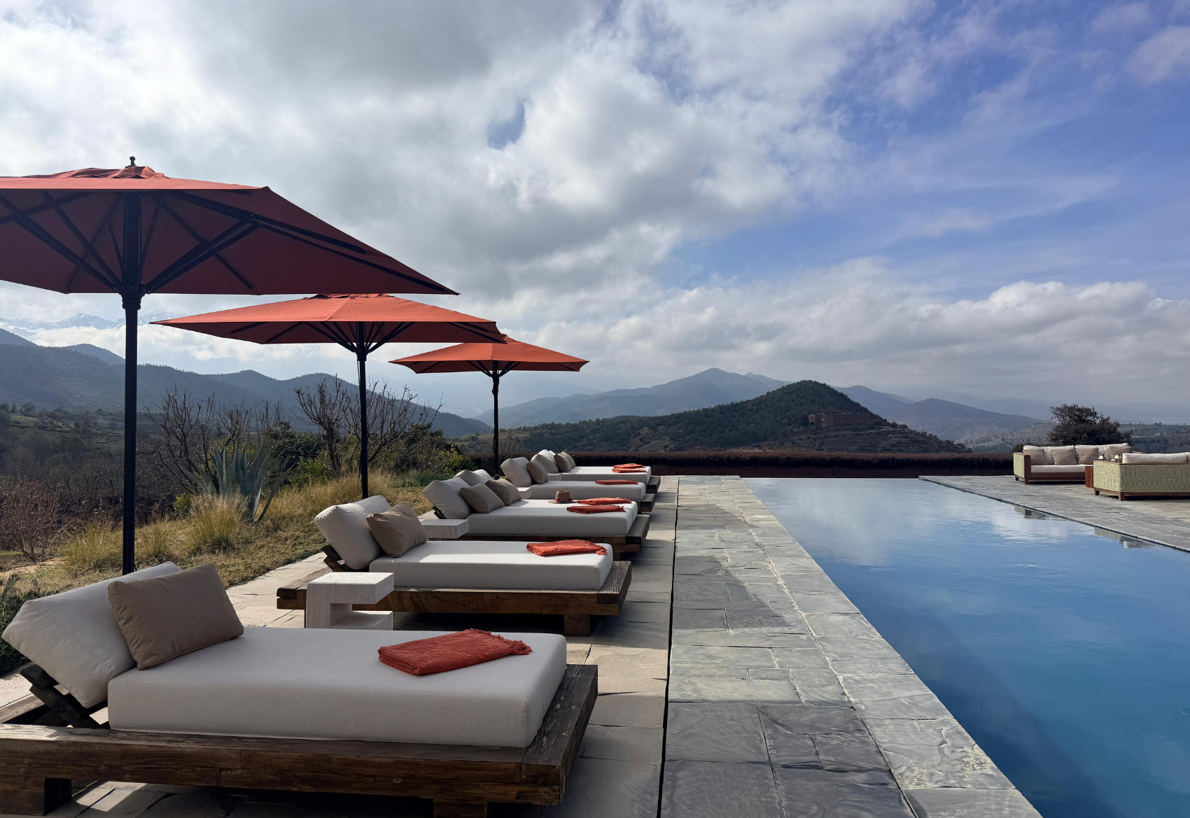 Piscine à débordement avec vue sur les montagnes de l’Atlas Domaine Eladâr