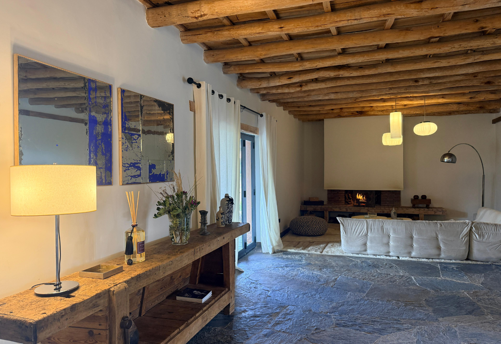 Salon Domaine Eladâr avec tableau d’artiste contemporain et pièces chinées haut de gamme Maroc