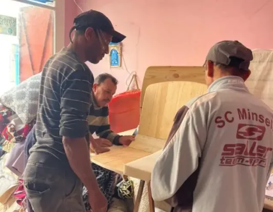 Atelier d’artisans à Essaouira travaillant le bois, métal et céramique