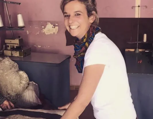 Design d’intérieur à Essaouira : conception sur mesure, artisans locaux et mise en scène finale.