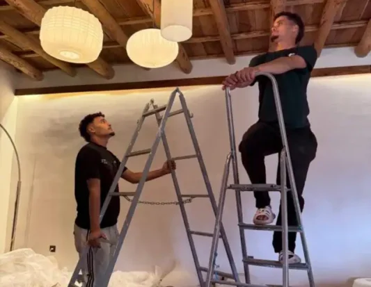 Installation professionnelle d’un intérieur à Essaouira : mobilier, luminaires, décor et œuvres mis en place avec précision par une équipe d’artisans qualifiés.