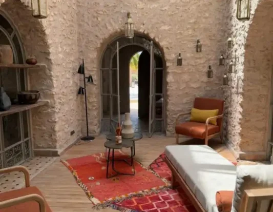 Mobilier sur-mesure à Essaouira : pièces uniques, artisanat et design intégré