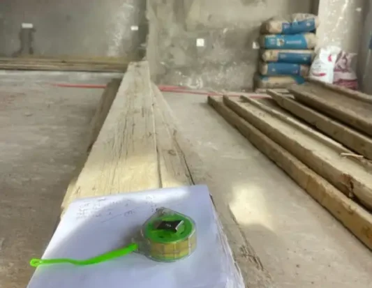 Suivi de chantier à Essaouira : supervision esthétique et qualité des travaux, contrôle des finitions et coordination des artisans pour un projet fidèle au concept.